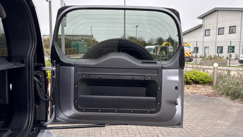 Land Rover Defender 3.0 D200 SE 110 5dr Auto Diesel Estate